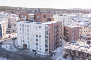 une vue aérienne sur un bâtiment blanc dans une ville dans l'établissement Tuomas´ luxurious suites, Hilla, à Rovaniemi