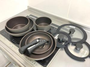 a stove top with pots and pans on top of it at 大阪西九条stay屋上BBQ可 in Osaka