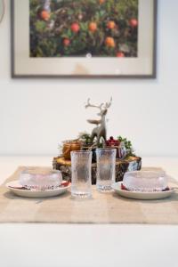 une table avec des assiettes de nourriture et des verres dans l'établissement Tuomas´ luxurious suites, Hilla, à Rovaniemi
