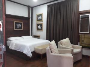 Een bed of bedden in een kamer bij Old Klang Road Homestay Dungun