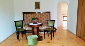 une table avec quatre chaises et un vase sur elle dans l'établissement The Old House guest rooms and apartament, à Plovdiv 27 autres photos