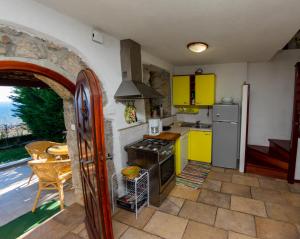 Kuchyň nebo kuchyňský kout v ubytování Kuca Kata - Property Nono