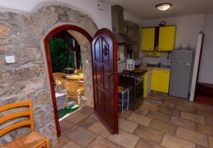 Kuchyň nebo kuchyňský kout v ubytování Kuca Kata - Property Nono
