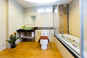 ein Badezimmer mit einem WC, einem Waschbecken und einer Badewanne in der Unterkunft Irawan House in Ao Nang Beach