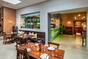 um restaurante com mesas e cadeiras e um bar em Tulbagh Boutique Heritage Hotel em Tulbagh