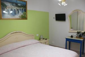 A television and/or entertainment centre at Villa Lucia B&B
