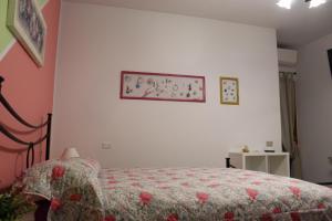 A bed or beds in a room at Villa Lucia B&B