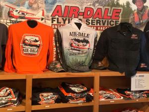 un estante lleno de camisas y una chaqueta en Air-Dale Lodge, en Hawk Junction 131 fotos más