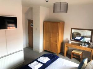 Uma cama ou camas num quarto em The Fossil Tree Hotel