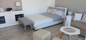 1 dormitorio pequeño con 1 cama y 1 sofá en Bellevue Apartment, en Zagreb