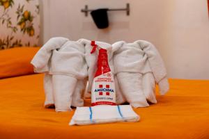 una pila de toallas y una botella de adobe en Vesta-Apartments, en Catania