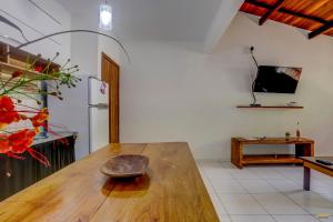 Uma TV ou centro de entretenimento em Pousada Residenzial Cariocare