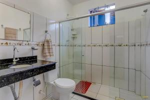 Um banheiro em Pousada Residenzial Cariocare