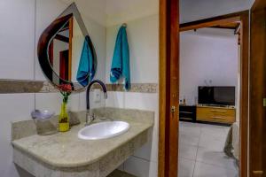 Uma TV ou centro de entretenimento em Pousada Residenzial Cariocare