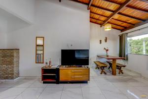 Uma TV ou centro de entretenimento em Pousada Residenzial Cariocare