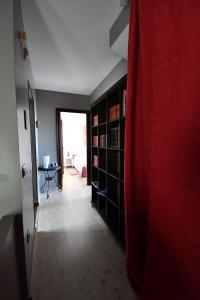 Pau的住宿－Suite & Spa Panoramic Olivars，走廊上,房间里挂着红色窗帘