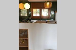 een keuken met een wastafel en een aanrecht bij Jolie Villa vue mer - 100km au Nord de Barcelone - in Pals
