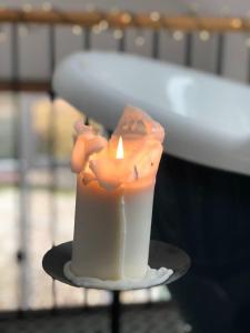 Una vela en una taza sobre una mesa en Rosie's Barn, en Penrith