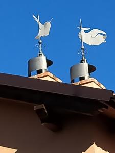 deux oiseaux sur le toit d’un bâtiment dans l'établissement Villa Paladino Solunto, à Santa Flavia