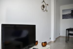 uma televisão de ecrã plano sentada numa mesa numa sala de estar em Nice apartment in the center of Can Picafort em Can Picafort