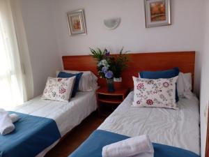 Posteľ alebo postele v izbe v ubytovaní Apartamentos Villa Margarita