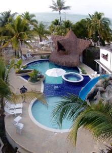 uma vista superior de uma piscina num resort em Cabañas Aqua Blue em Coveñas