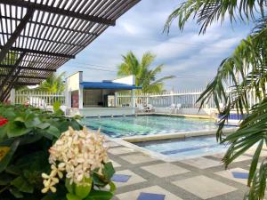 a swimming pool in a resort with a building at Blue Apartahotel Coveñas in Coveñas