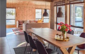 a dining room with a wooden table and chairs at Amazing Home In Fl With Wifi in Flå