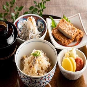 um grupo de tigelas de comida numa mesa em Nest Hotel Matsuyama em Matsuyama