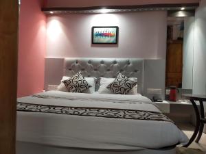 Hotel Prabhat客房内的一张或多张床位