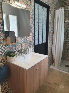 バスティアにあるAppartement de charme citadelle Bastiaのバスルーム(洗面台、鏡付)