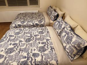 zwei nebeneinander stehende Betten in einem Schlafzimmer in der Unterkunft London Luxury 3 Bedroom Flat 1min walk from Underground, with FREE PARKING Sleeps x10 in London