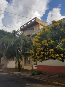 a building with a tree in front of it at APÊ 5 ESTRELAS CENTRAL-FREE VAGA&NETFLIX in Ribeirão Preto