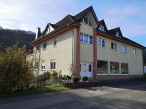 una gran casa blanca con techo negro en Casa Mosella en Enkirch
