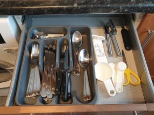 ein Tablett mit Geschirr in einer Schublade in der Unterkunft London Luxury 3 Bedroom Flat 1min walk from Underground, with FREE PARKING Sleeps x10 in London