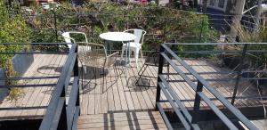une terrasse en bois avec une table et des chaises. dans l'établissement Casa Lunatta, à Guanajuato