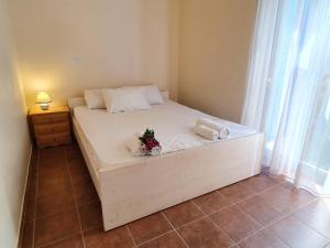 Una cama o camas en una habitación de Stoupa Lefktro 6