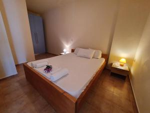 una camera da letto con un grande letto con fiori di Stoupa Lefktro 10 a Lévktron