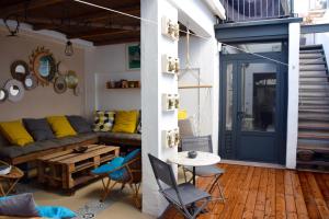 a living room with a couch and a table at Le Petit Patio in Aigues-Mortes