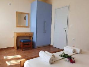 Łóżko lub łóżka w pokoju w obiekcie Stoupa Lefktro 11