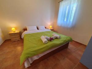 Una cama o camas en una habitación de Stoupa Lefktro 12