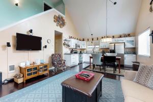 uma ampla sala de estar com um sofá e uma cozinha em Gunni Getaway em Gunnison
