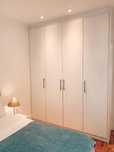 1 dormitorio con armarios blancos y 1 cama en Stylish Copacabana Apartment, en Río de Janeiro