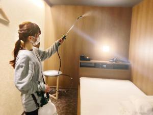 富士宮的住宿－富士宮亞多木屋，一个戴面具和手杖的女孩