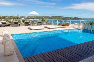 a swimming pool on top of a building at Pousada Ao Por do Sol in Búzios