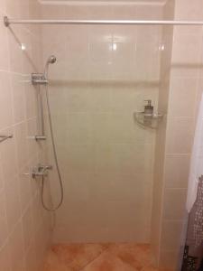 y baño con ducha y puerta de cristal. en Inka Ayllu Hospedaje, en Lima