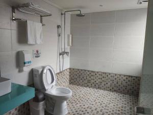 y baño con aseo y ducha. en HengChang Business Hotel en Keelung