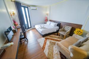 廊开The MACEO Hotel的带床和沙发的客厅