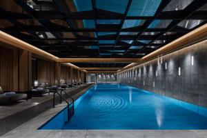 a swimming pool in a hotel with a ceiling at Xianghu Xiaoyao Manor in Xiaoshan