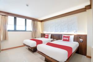 En eller flere senge i et værelse på OYO 635 Sira Boutique Hotel